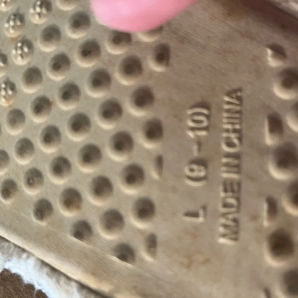 Ladies Like New Boot Slippers. - Picture 2 of 3